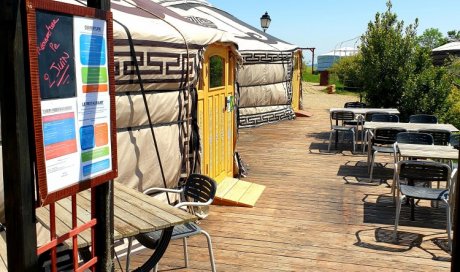 Le restaurant insolite des Mille et une Yourtes passe en horaire d'été avec sa terrasse et sa véritable yourte Mongole situé en Isère