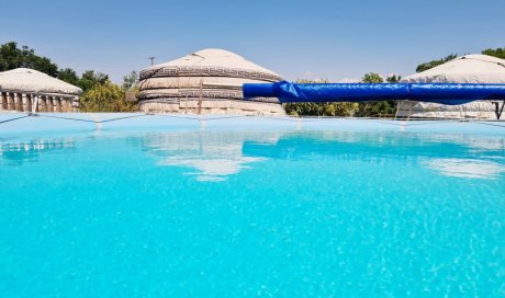 La piscine du camping est ouverte pour se rafraichir en Isère